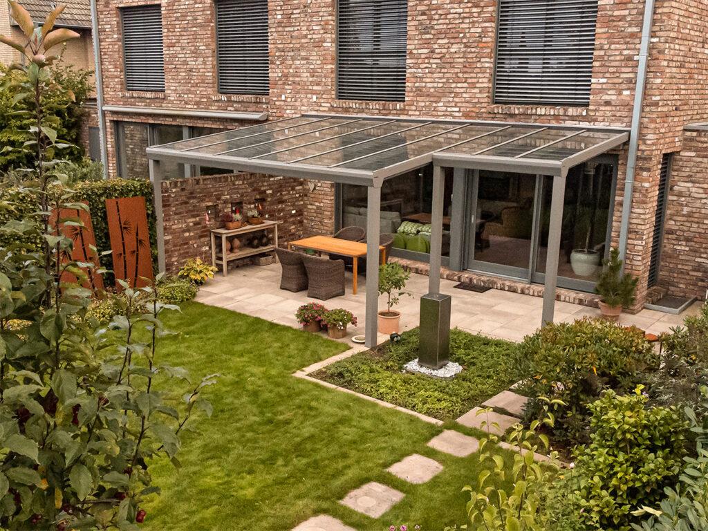 Veranda in kleine tuin