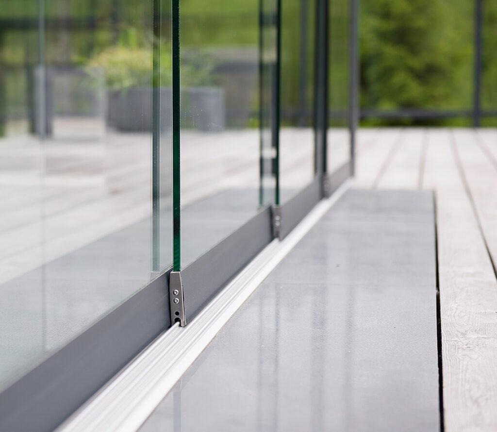 Veranda met schuifdeuren van glas