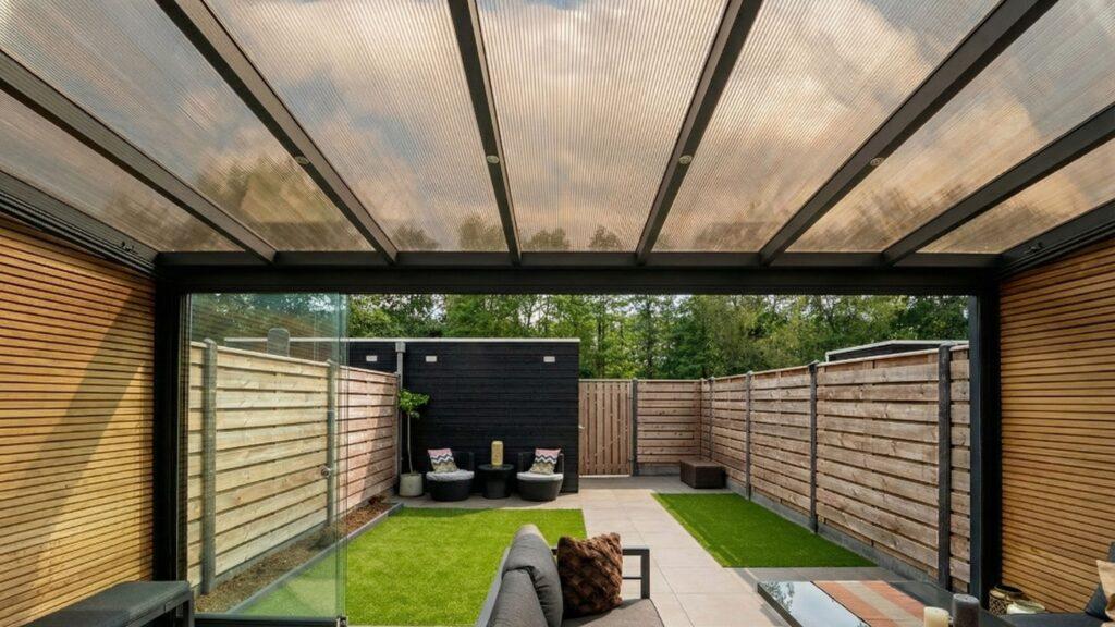 zonwerend: aluminium veranda met zonwerend polycarbonaat dak