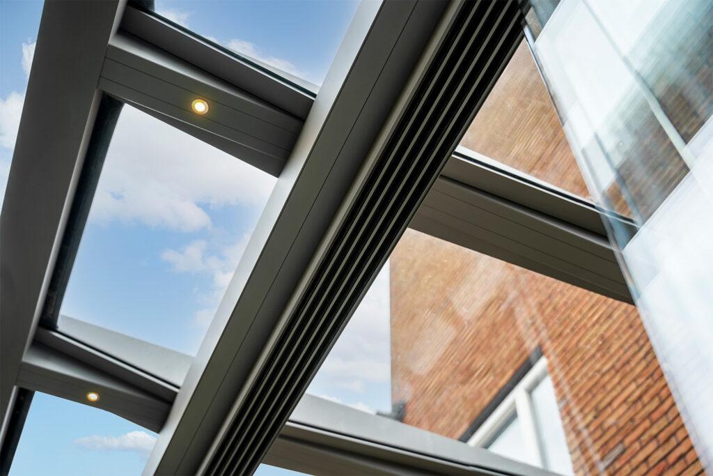 Geïntegreerde inbouwspots weggewerkt in het aluminium profiel van een overkapping